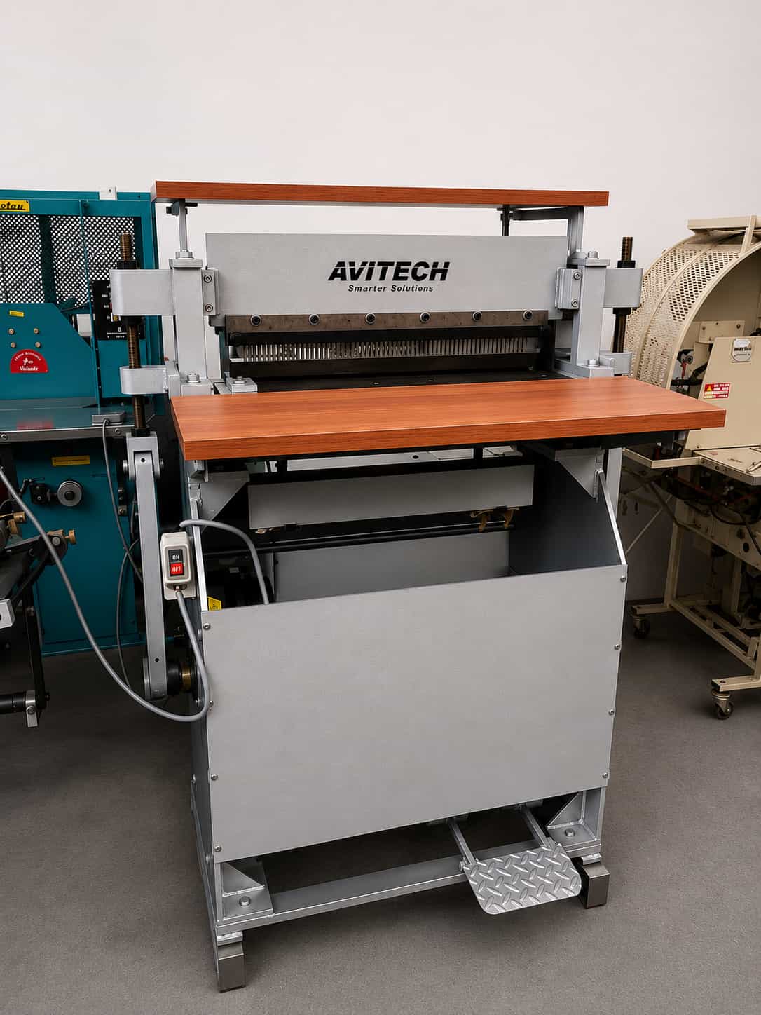 M&Aacute;Y ĐỤC LỖ L&Ograve; XO ĐIỆN AVITECH